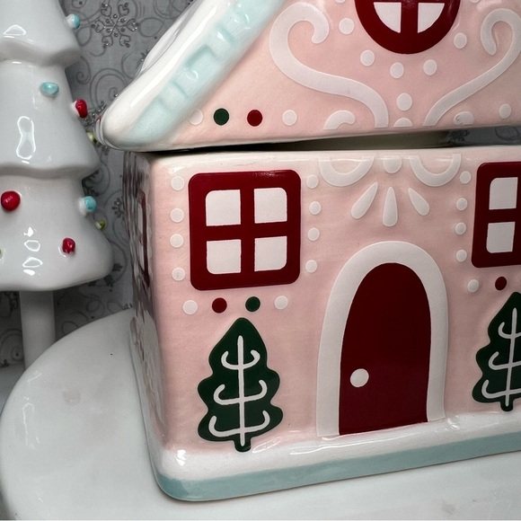 Sand And Fog Pastel Pink Gingerbread Home Ceramic Home Crushed Candy Cane Candle - Picture 8 of 12